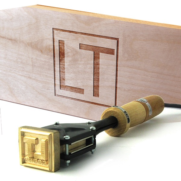 Brandstempel met brandmerk op hout